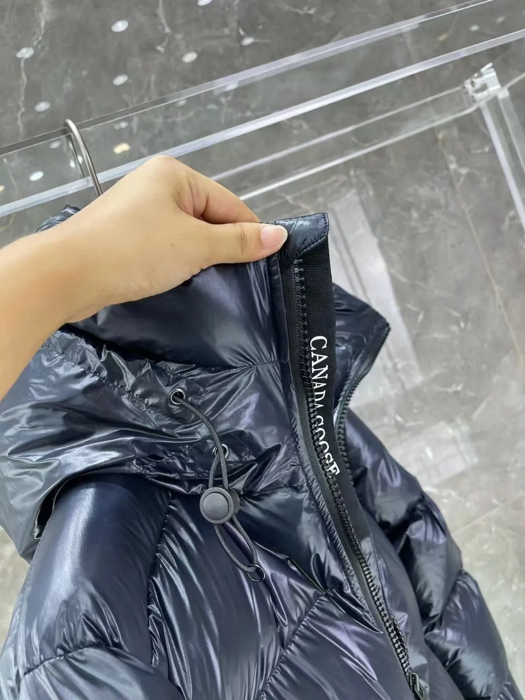 P860 Canada Goose/Canada Goose 2022 limited new Crofton puff down jacket top version (exclusive to the entire network)‼ ️ ‼ ️Top version, ceiling level‼ ️ Crofton soft bread, the latest style in 2022, with cold protection effect up to level 4, made of recycled Feather-Light tear-resistant fabric, ultra-light, and no weight on the upper body at all! The unique black label highlights your temperament‼ ️ Canada Goose, a Canadian brand, has always been recognized as the warmest down jacket. Various Instagram celebrities, Internet celebrities, and celebrities often wear it for street photos. I do Canada Goose every year, but I still can’t get rid of my love for the geese. No matter how cold the weather is, there is no need to be afraid, because there are geese! Filled with 90% white duck down, Canada Goose is the legendary warmest down jacket and is known as a must-have for Arctic outdoor sports! The most popular down jacket in the world, celebrities are rushing to buy it, it is a must-have!   Same style for men and women Size: S~XXL Ready in stock